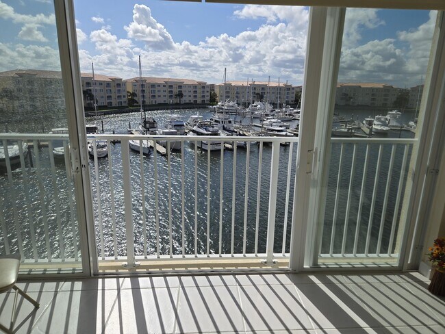 property at 9 Harbour Isle Dr E