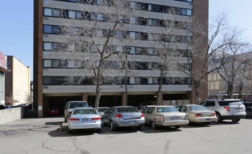 Atrium Apartments in Minneapolis, MN - Foto de edificio - Building Photo