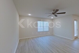 301 Monarch Ln in Pensacola, FL - Foto de edificio - Building Photo