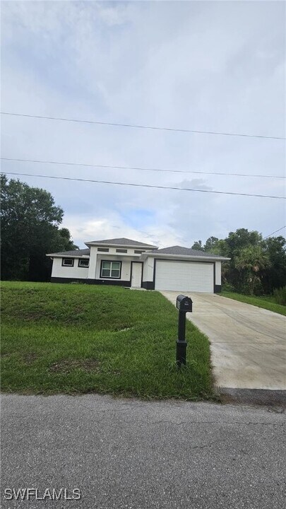 6016 Langdon Ave in Ft. Myers, FL - Building Photo