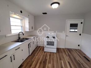 815 S Main St, Unit B in New Castle, IN - Foto de edificio - Building Photo