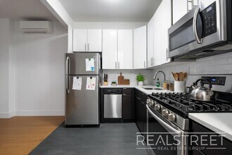 LUXURY 1 BED LOFT in Queens! in Queens, NY - Foto de edificio - Building Photo