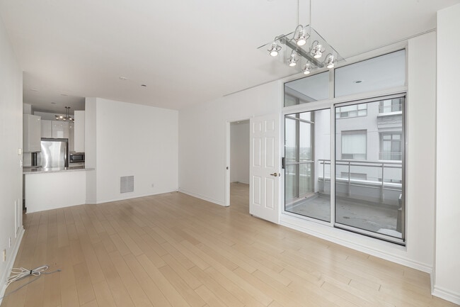 980 Yonge St in Toronto, ON - Building Photo - Building Photo