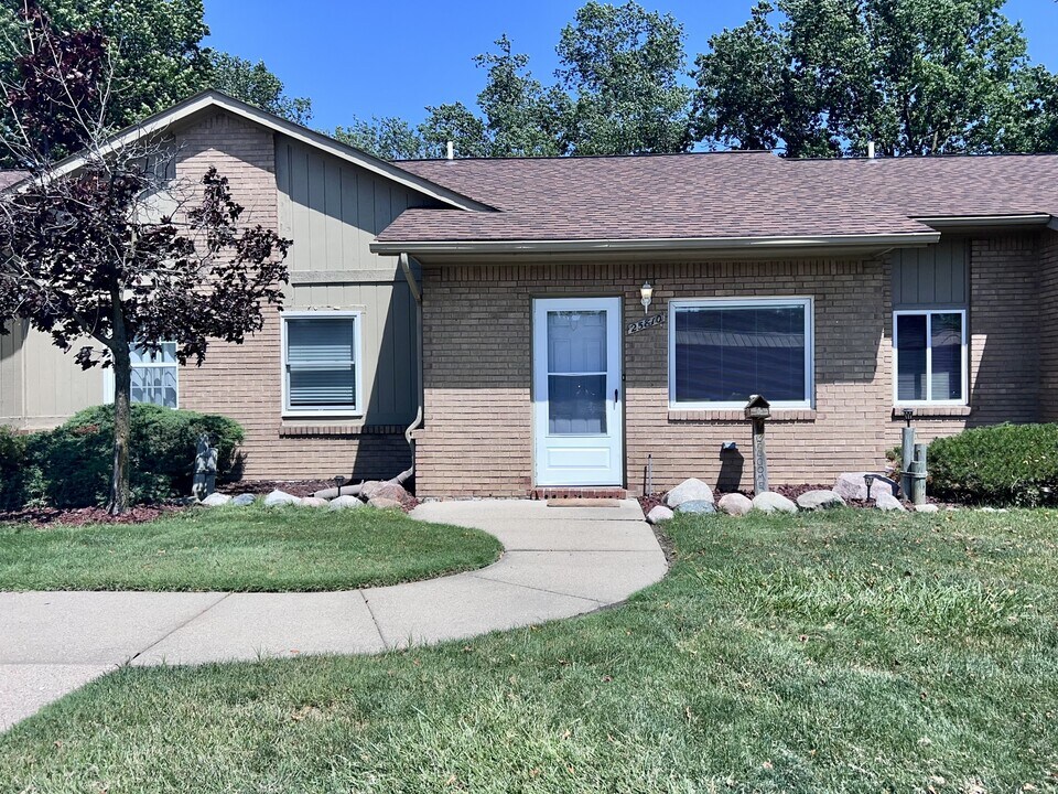 25810 Lira Ln in Warren, MI - Building Photo