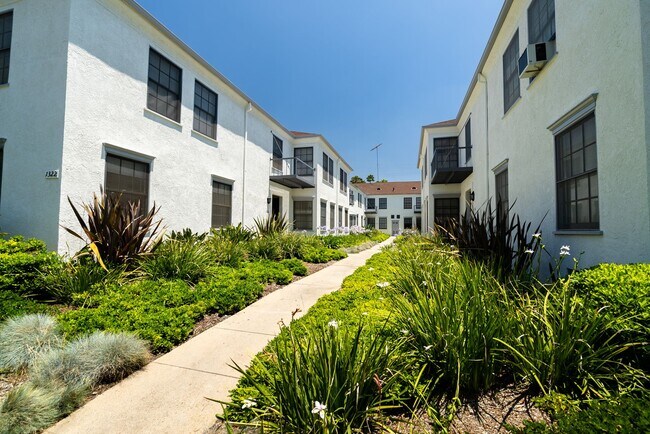 1316 Havenhurst Drive in West Hollywood, CA - Foto de edificio - Building Photo
