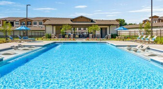 Creekside at Grand Prairie in Grand Prairie, TX - Building Photo