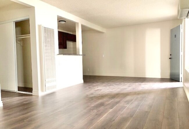 6729 Woodley Ave in Van Nuys, CA - Building Photo - Building Photo