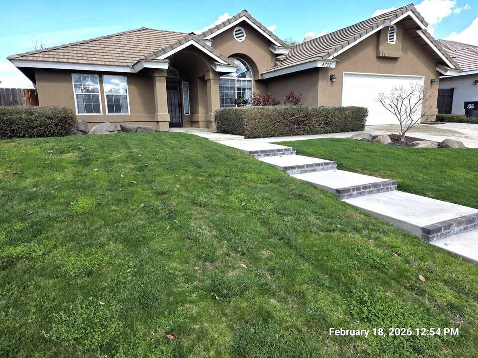4722 W La Vida Ave in Visalia, CA - Building Photo