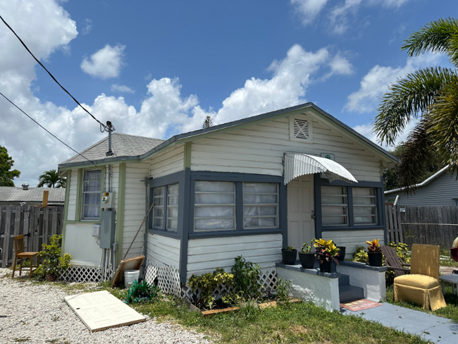 233 NW 5th Ave in Dania Beach, FL - Building Photo - Building Photo