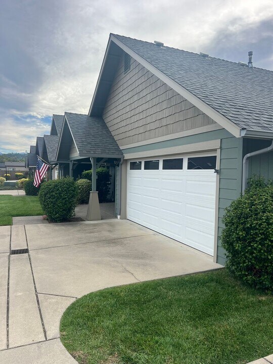 844 SW Kinsington Ct in Grants Pass, OR - Building Photo