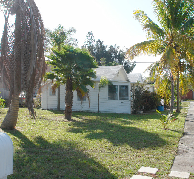 237 SW 11th St in Dania Beach, FL - Foto de edificio - Building Photo