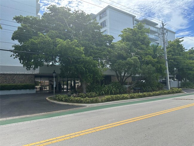 10000 W Bay Harbor Dr in Bay Harbor Islands, FL - Building Photo - Building Photo