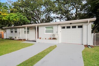 214 Poinciana Cir in Kissimmee, FL - Building Photo - Building Photo