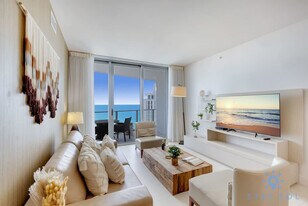 4111 S Ocean Dr in Hollywood, FL - Building Photo