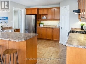 689 N Leaksdale Cir in London, ON - Building Photo - Building Photo