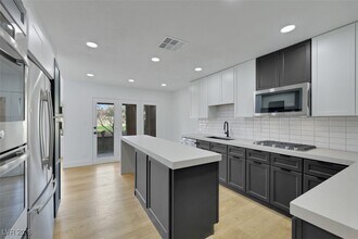 7132 Mission Hills Dr in Las Vegas, NV - Building Photo - Building Photo