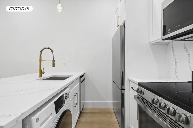 202 W 96th St in New York, NY - Building Photo - Building Photo