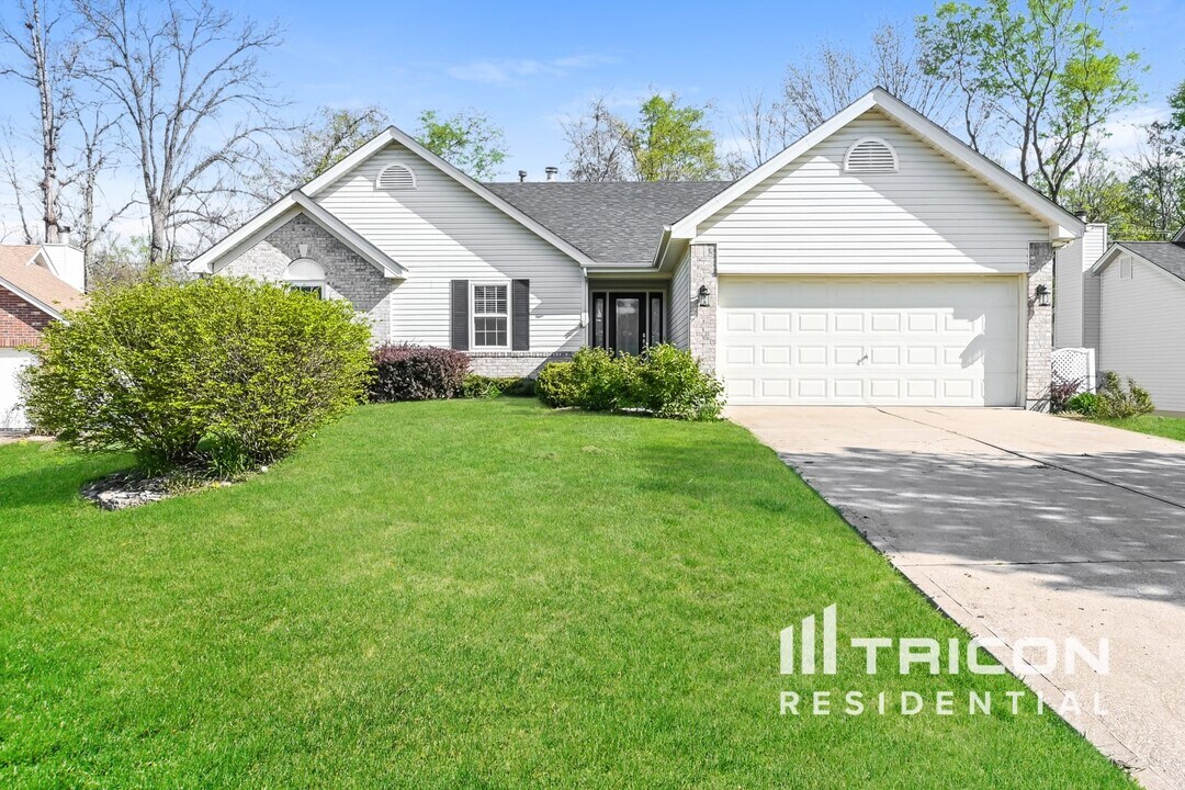 935 Squirrels Nest Ct in St. Charles, MO - Building Photo