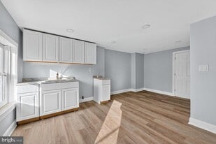 11 N Willow St in Trenton, NJ - Building Photo