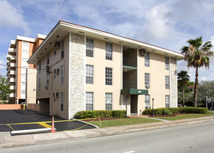 1400 Douglas Rd in Miami, FL - Building Photo - Building Photo