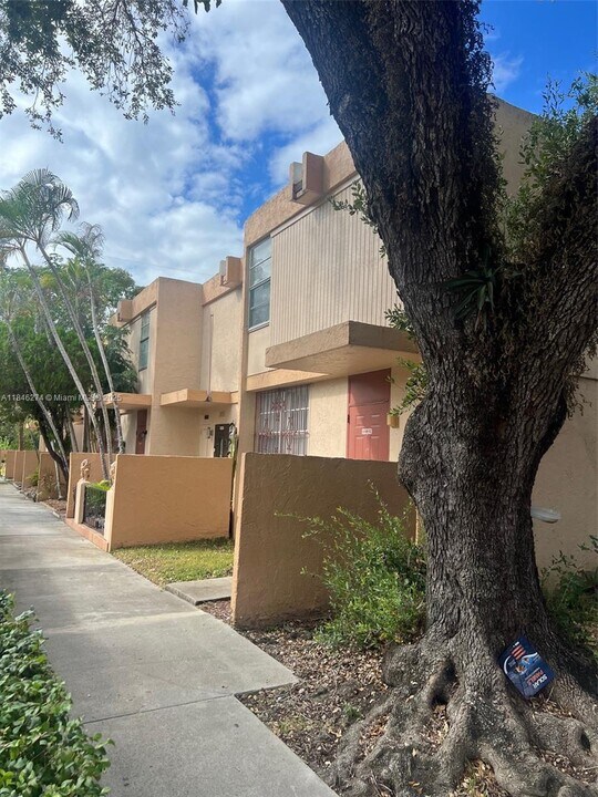 6149 SW 69th St in South Miami, FL - Building Photo