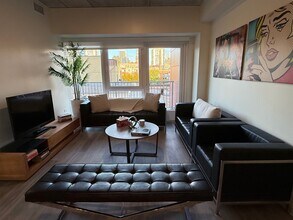 334 W Schiller St, Unit Furnished One bedroom 407 in Chicago, IL - Building Photo - Building Photo