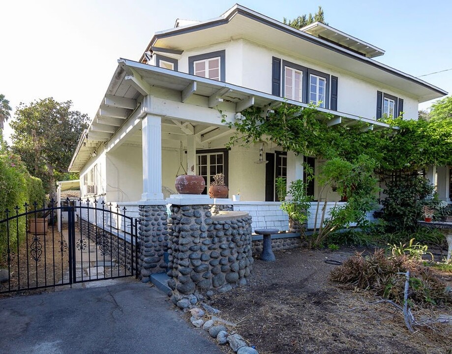 2139 El Molino Ave in Altadena, CA - Building Photo