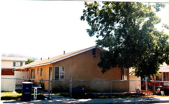 842 B St in Fillmore, CA - Foto de edificio - Building Photo