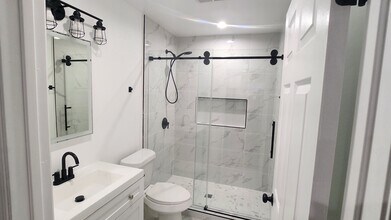 208 E 84th St, Unit 1 Qtr in Los Angeles, CA - Foto de edificio - Building Photo