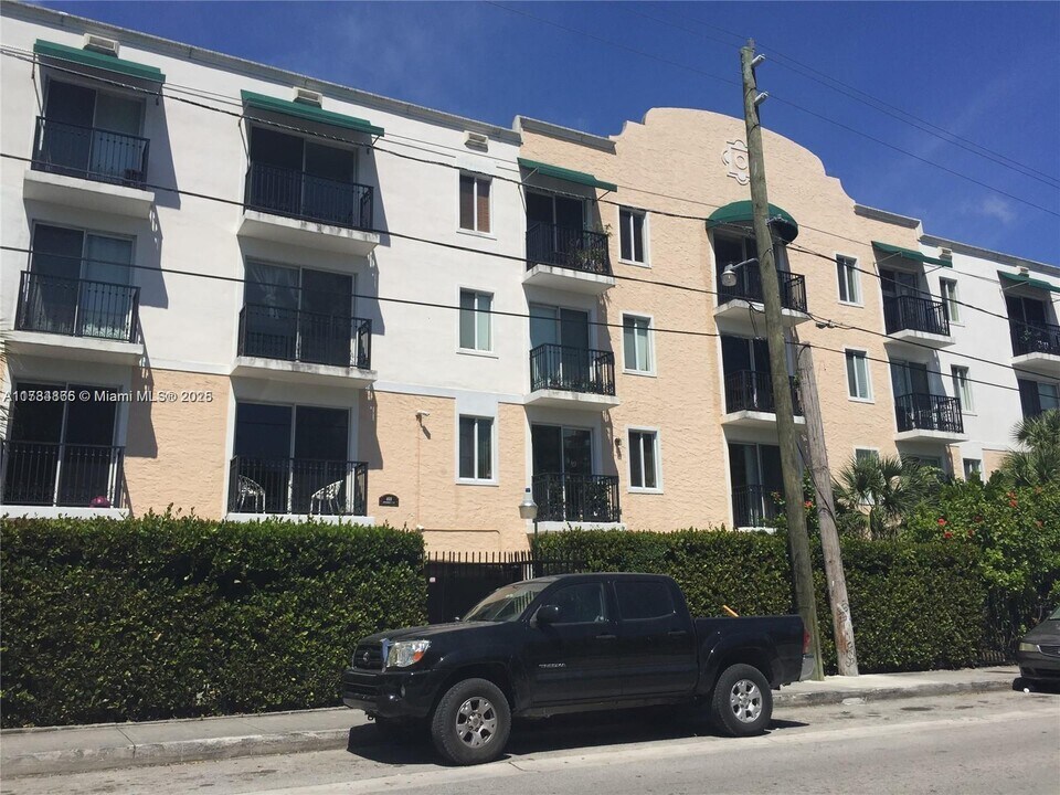 400 SW 2nd St, Unit 202 in Miami, FL - Building Photo