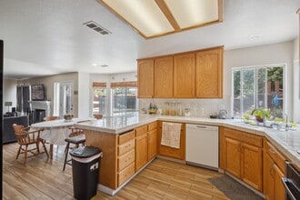 1009 Garden St in Los Banos, CA - Foto de edificio - Building Photo