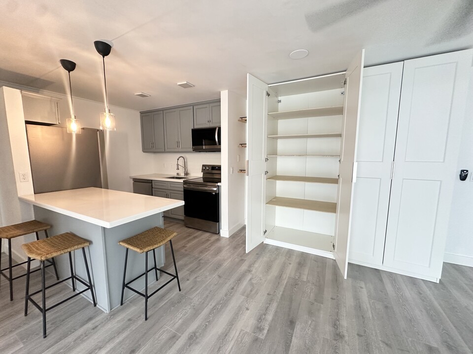 607 S Prospect Ave, Unit #202 in Redondo Beach, CA - Foto de edificio