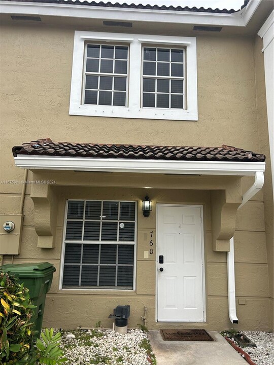 760 S W 122nd Terrace in Pembroke Pines, FL - Foto de edificio