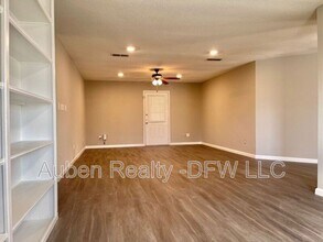 206 Honey Bee Dr in Joshua, TX - Building Photo - Building Photo