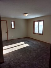 15 W Cedar St, Unit #101 in Vermillion, SD - Foto de edificio - Building Photo