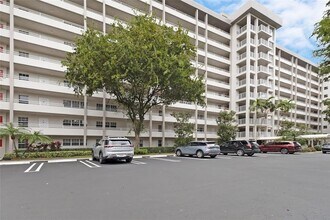 605 Oaks Dr, Unit 406 in Pompano Beach, FL - Building Photo - Building Photo