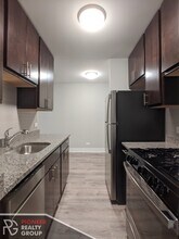 542 W Surf St, Unit 309 in Chicago, IL - Building Photo - Building Photo