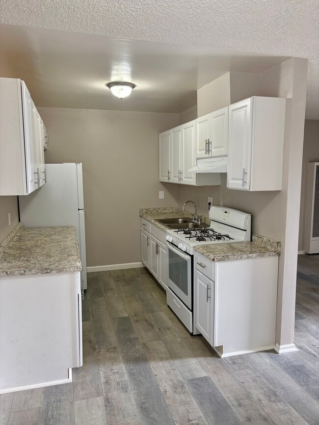 409 N Los Robles Ave