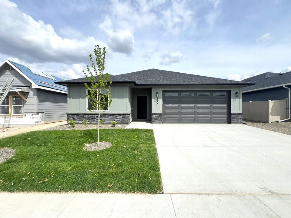 2300 S Hurd Ave in Nampa, ID - Building Photo