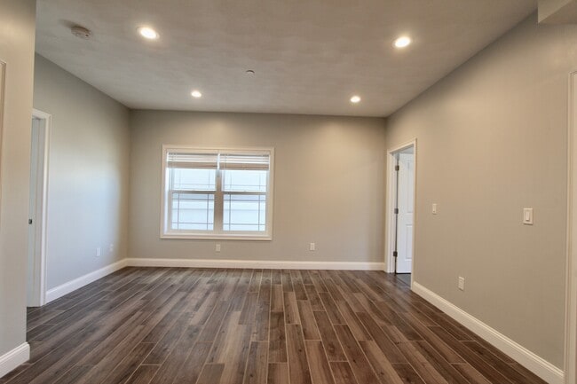 9 Dehon St, Unit 4 in Revere, MA - Foto de edificio - Building Photo