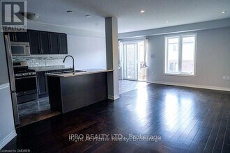 10 Bloom Cres in Hamilton, ON - Building Photo - Building Photo