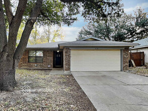 409 Allencrest Dr in White Settlement, TX - Foto de edificio - Building Photo