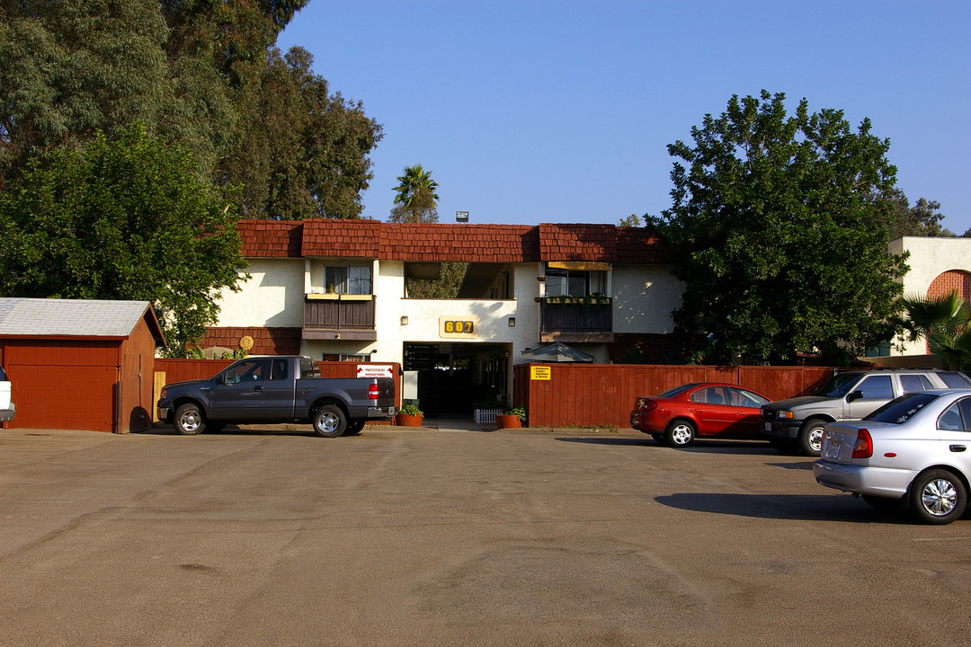 607 Emerald Ave in El Cajon, CA - Foto de edificio