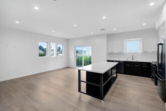 1015 Rosemont Ave in Los Angeles, CA - Building Photo - Building Photo