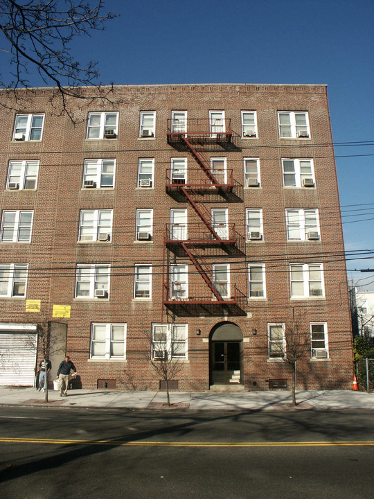 125 E 233rd St in Bronx, NY - Foto de edificio