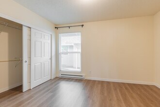 Colonial Village in Newberg, OR - Foto de edificio - Interior Photo