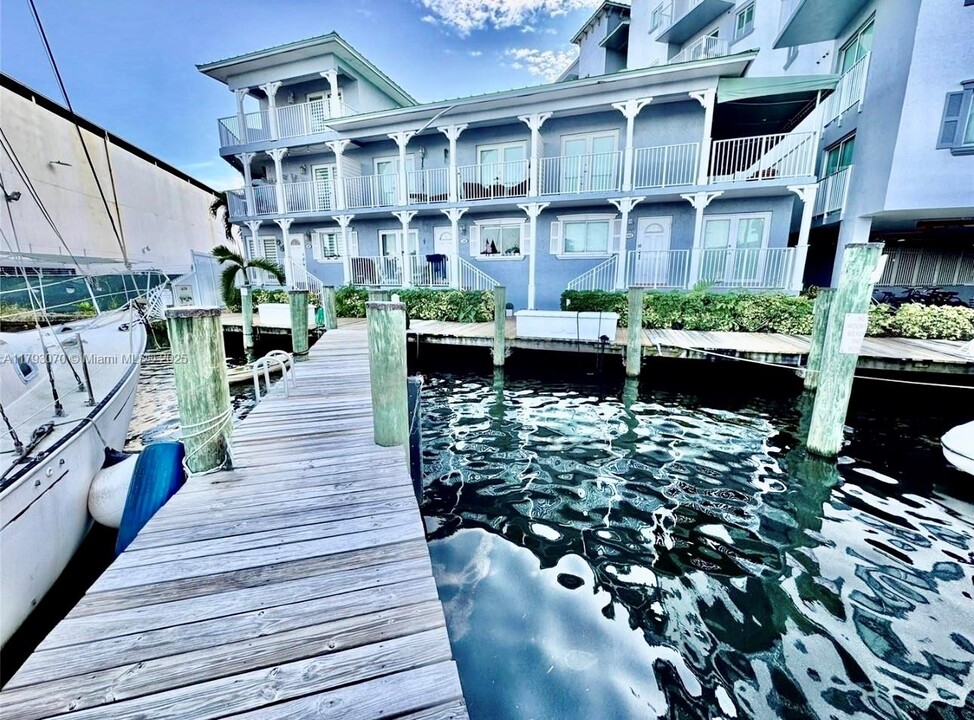 2415 NW 16th St Rd in Miami, FL - Foto de edificio