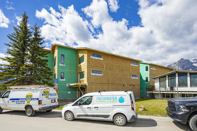 1409 Mountain Av in Canmore, AB - Building Photo - Building Photo