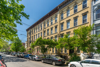 65 Sutton St in Brooklyn, NY - Building Photo - Building Photo