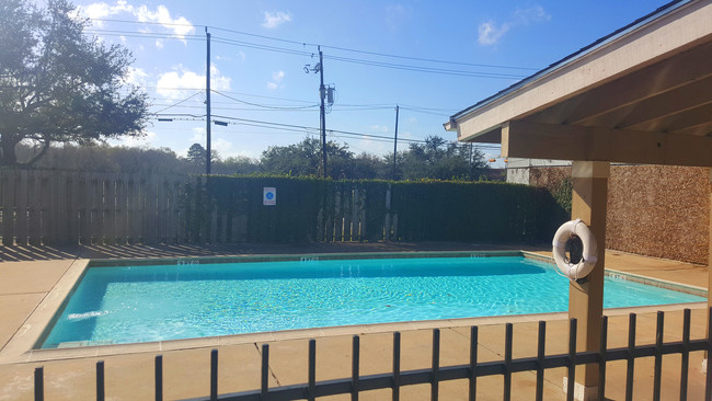 Vista Pointe Apartments in La Porte, TX - Foto de edificio - Building Photo